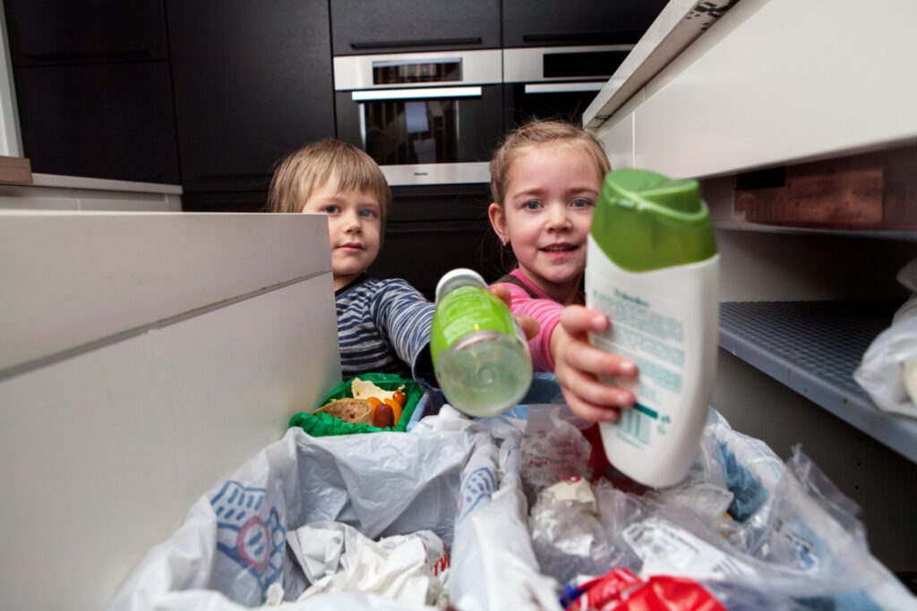Bilde av barn som kildesorterer